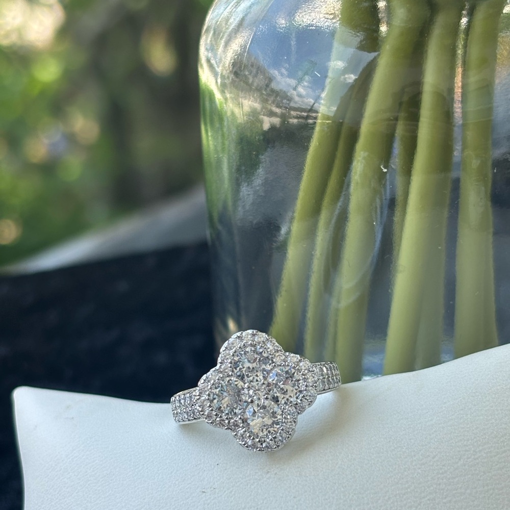 Elegant Silver Cluster Ring - Picture 3 of 3